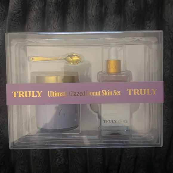 Truly beauty ultimate glazed donut after shave Skin set brand new in sealed box! - Picture 2 of 6